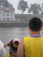 Kiinaiset järjestävät turistiristeilyja Dandongista Yalu-joelle, toisella puolella Sinuijun kaupunki